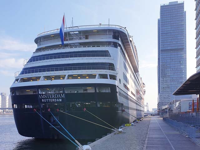 ms Amsterdam van de Holland America Line aan de Cruise Terminal Rotterdam